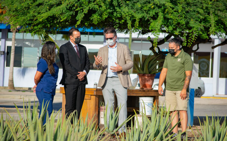 Minister Geoffrey Wever durante bishita na Aruba Aloë: Stimula produccion local y exportacion ta un prioridad.