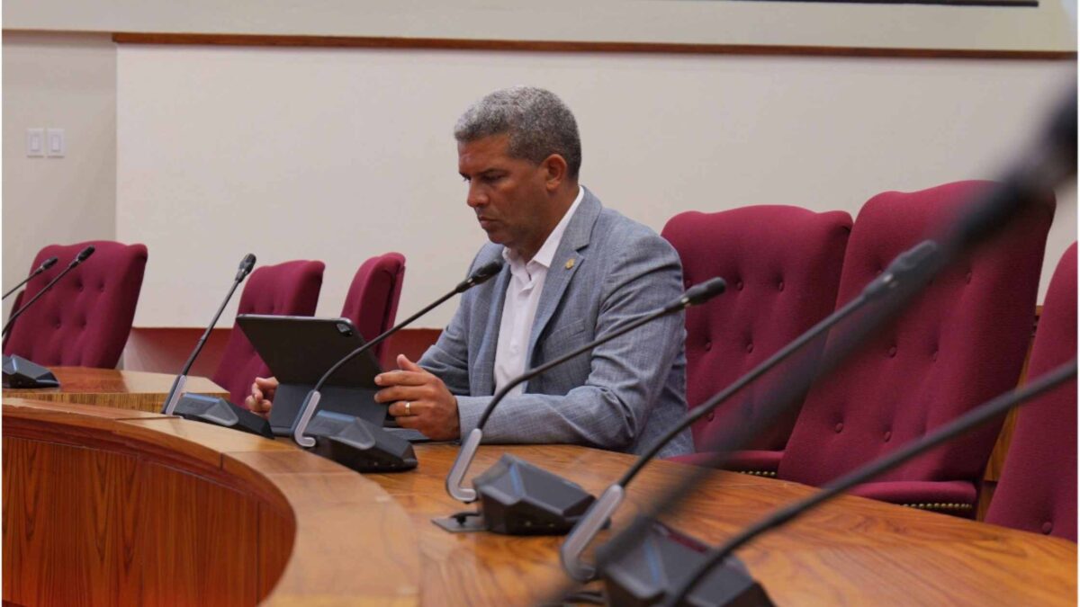 Raymond Kamperveen: Mester por capta e inconsistencianan den Aruba su educacion mas prome.